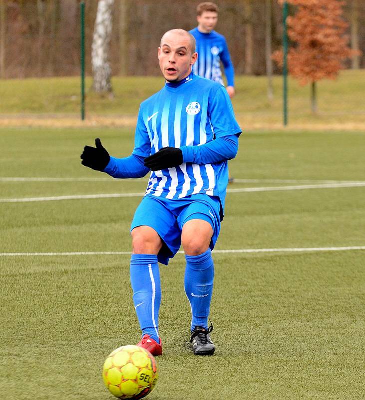 Vysokou výhru 9:0 slavil před svými fanoušky Ostrov (v pruhovaném), když si bez větších problémů poradil s týmem Žlutic (v červeném).