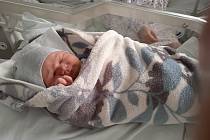 Malý Ondrášek, který se narodil jako první miminko roku 2022 v Karlovarském kraji.