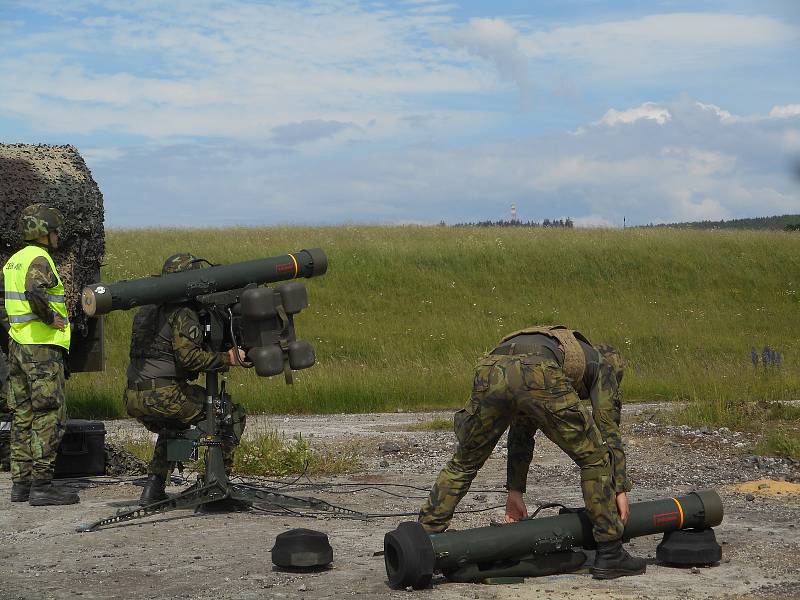 Vojáci z protiletadlového pluku ve Strakonicích se ve středu rozloučili se starými raketovými komplety typu Strela-10.