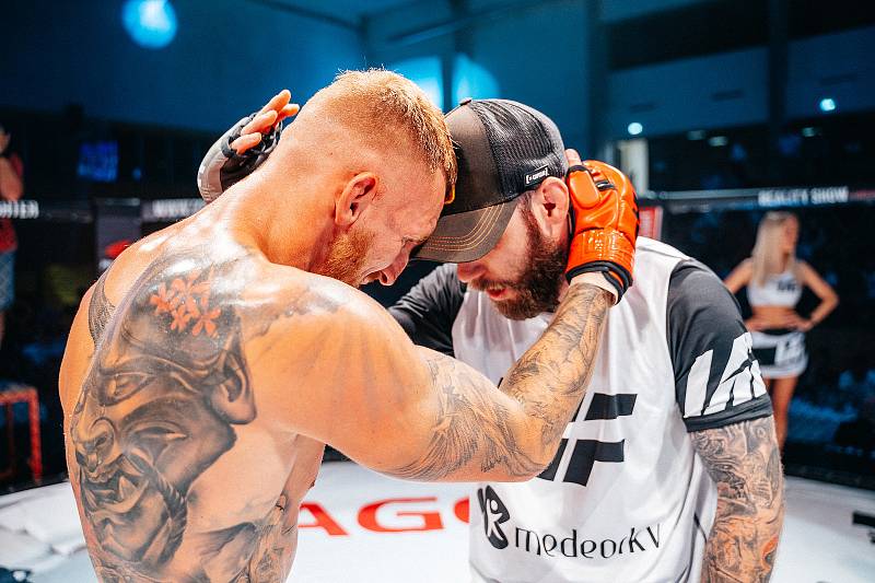 Fighter karlovarského Alpha Gymu Pavel Pilný (nahoře) předvedl ve třetím kole v bitvě se Stanislavem Maškem parádní obrat, když svého soupeře uškrtil a urval velmi cenný skalp. Foto: IAF