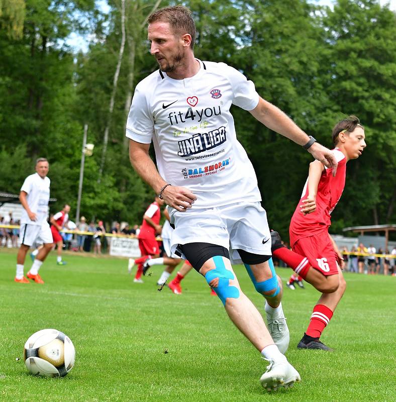 Benefiční turnaj ve Dvorech ovládl výběr Real Top Praha (v bílém), druhé místo připadlo VTJ Karlovy Vary (ve žlutém) a bronz brala Slavia Karlovy Vary.