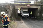 Řidič doslova "narval" dodávku pod železniční viadukt a zablokoval provoz.