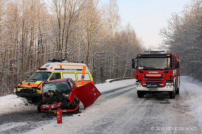 Srážka sanitky a osobního automobilu u Lomnice