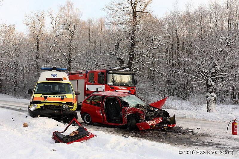 Srážka sanitky a osobního automobilu u Lomnice