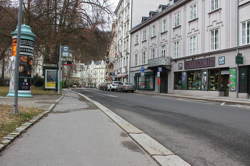 Prázdné ulice v lázeňském centru poblíž hotelu Pupp.