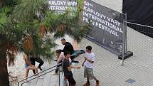 Na poslední tiskové konferenci před zahájením 52. ročníku Mezinárodního filmového festivalu představilo novinky festivalové vedení v čele s prezidentem Jiřím Bartoškou. V Karlových Varech pak vrcholí přípravy na zahájení festivalu.