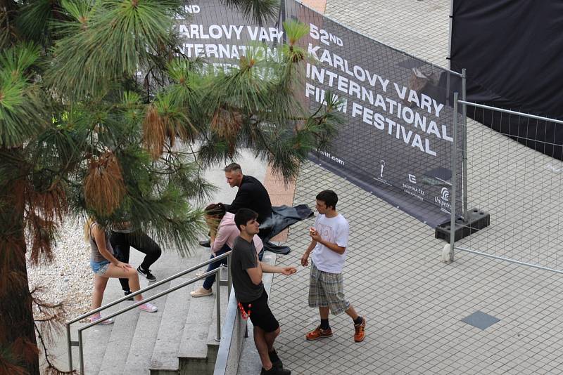 Na poslední tiskové konferenci před zahájením 52. ročníku Mezinárodního filmového festivalu představilo novinky festivalové vedení v čele s prezidentem Jiřím Bartoškou. V Karlových Varech pak vrcholí přípravy na zahájení festivalu.