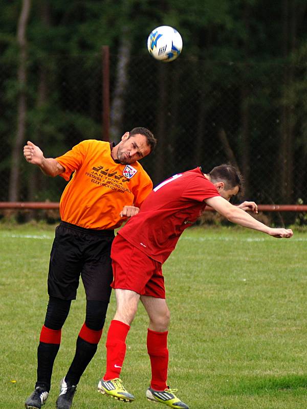 Jiskra Nový Kostel (v oranžovém) podlehla Lokomotivě Mariánské Lázně 0:2.