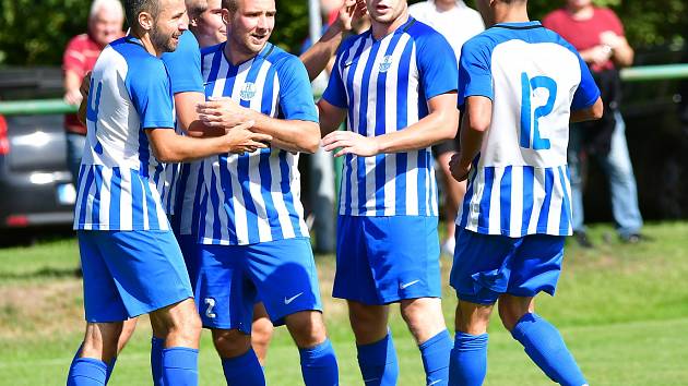 Fotbalisté Ostrova uspěli na půdě Dvorů, kde vydolovali vítězství 2:1.