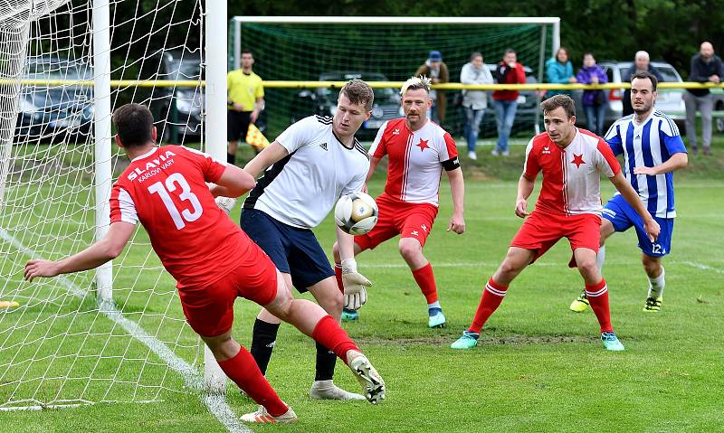 Dva body vyválčila ve vloženém 34. kole Fortuna ČFL na dvorském stadionu Slavia, která nejdříve uhrála s Převýšovem nerozhodný výsledek 1:1 a poté k tomu přidala druhý, bonusový bod z rozstřelu.