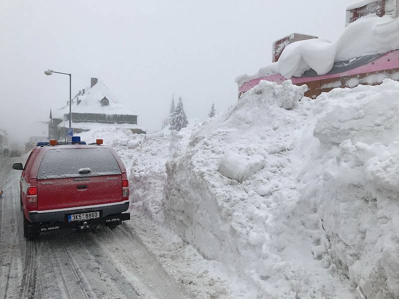 Hasiči pomáhají s odklízením sněhu v Božím Daru a odstraňováním popadaných stromů v okolních lesích.