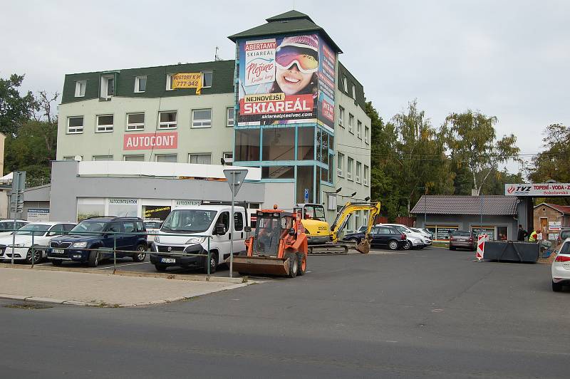 Na Rozcestí U Koníčka v Karlových Varech má vzniknout nový dopravní terminál. Nástupiště k autobusům mají být nově uprostřed vozovky. Změnou má projít i autobusové nádraží u Tržnice.