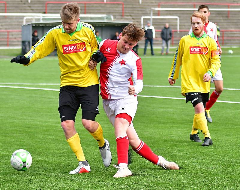 Souboj rezerv ovládla karlovarská Slavia, která porazila Březovou B (ve žlutém) 5:0.