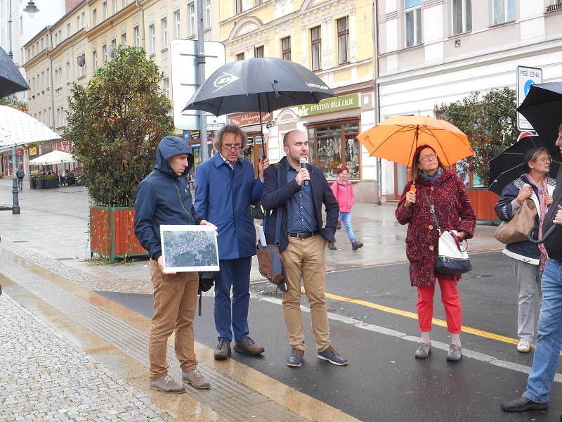 Kancelář architektury města Karlovy Vary podnikla v pondělí i za nepříznivého počasí komentovanou prohlídku městem, která měla několik zastavení. Hlavní téma byl možný zápis lázeňského trojúhelníku na seznam UNESCO.