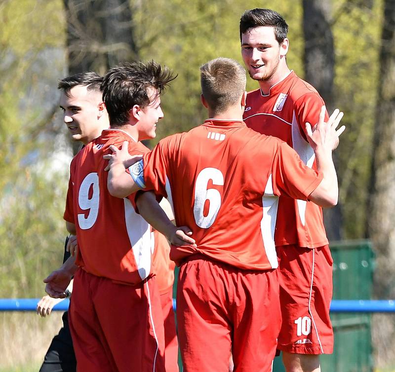 Čtvrtou výhru v řadě za sebou urval Horní Slavkov (v červeném), který tentokrát pokořil jedenáctku Staré Role 3:0.