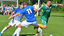 Ostrovský FK (v modrém) si připsal na účet velmi cennou výhru, když v derby pokořil karlovarský 1.FC (v zeleném) v poměru 3:2.