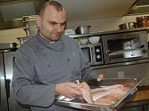 Jan Krajč připravuje jídlo v zážitkové restauraci Le Marché