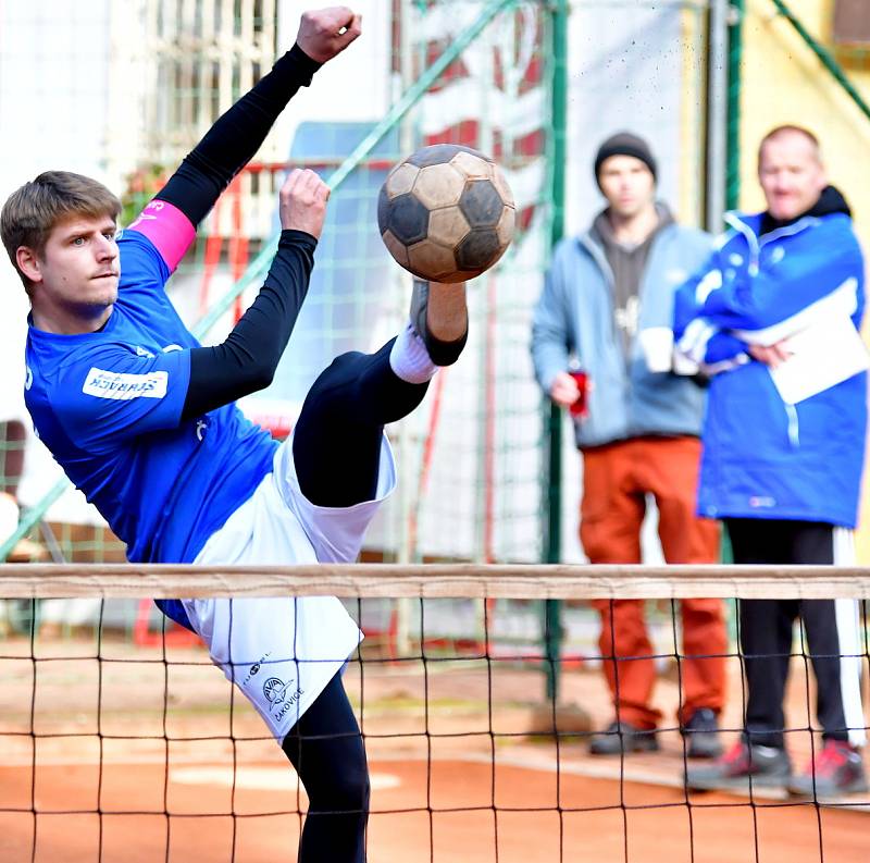 Extraligový bronz si připsali na konto nohejbalisté SK Liapor Karlovy Vary, kteří v semifinále ztroskotali na výběru Čakovic, který si tak okusí nástrahy Superfinále.