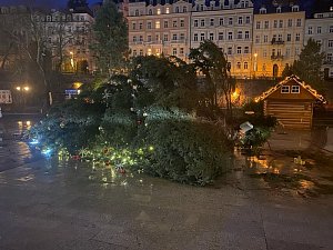 Vítr shodil i vánoční strom v Karlových Varech.