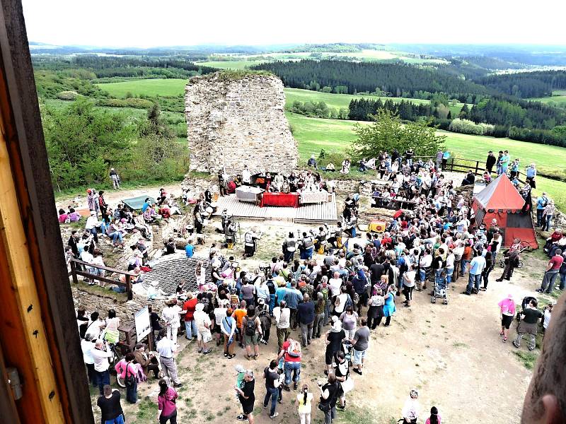 Město Bochov zahájilo rekonstrukci hradu v roce 2006. O zábavu pak neměl nouzi nikdo, kdo sem během otevření zavítal. Jedlo se, pilo a vše zdobily dobové atrakce