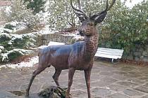 Vydejte se na procházku kolem pamětihodností v Karlových Varech. Například i k plastice jelena.