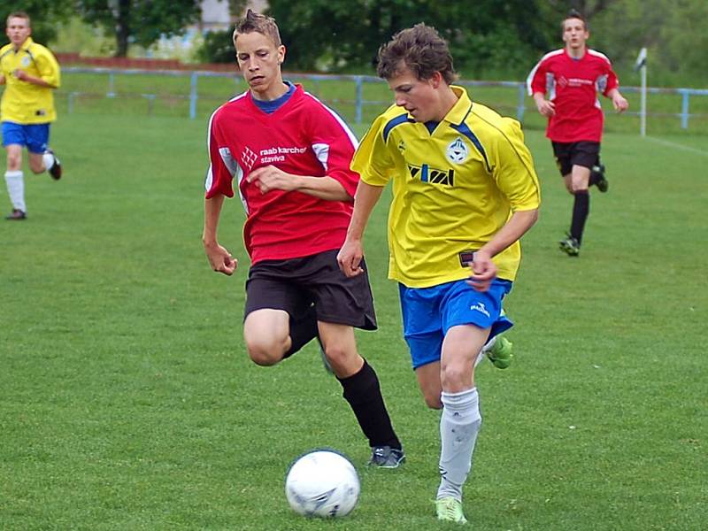 V dohrávce krajského přeboru dorostu hostila na Růžovém Vrchu karlovarská Lokomotiva (v červeném) tým Mariánských Lázní. Nakonec se oba soupeři po výsledku 2:2 o body podělili.