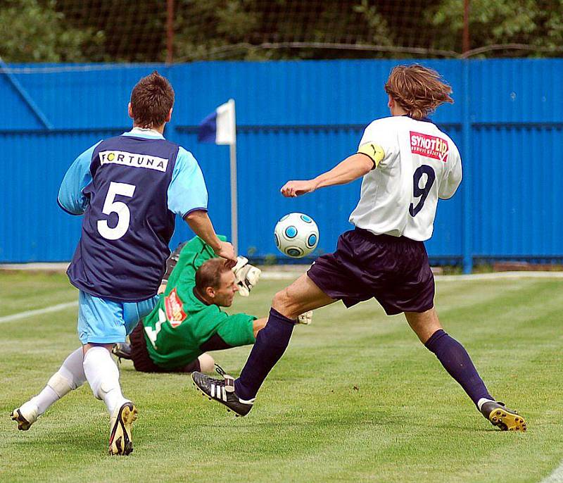 V prvním kole podzimní části krajské I. A třídy slavili fotbalisté nováčka z Nejdku (v modrém) domácí vítězství 3:1 nad týmem Drmoulu (v bílém).