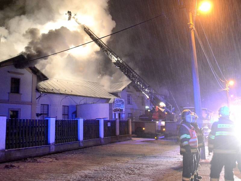 Požár zničil objekt restaurace a diskotéky Calypso.