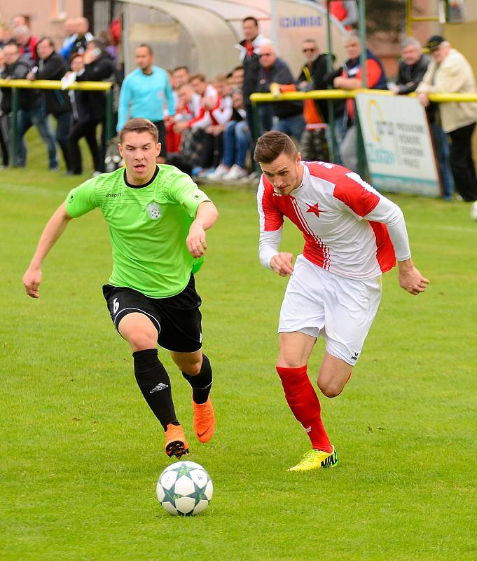 Pohodovou výhru 6:0 brali na svém dvorském stadionu fotbalisté karlovarské Slavie v souboji s Jankovem (v zeleném).