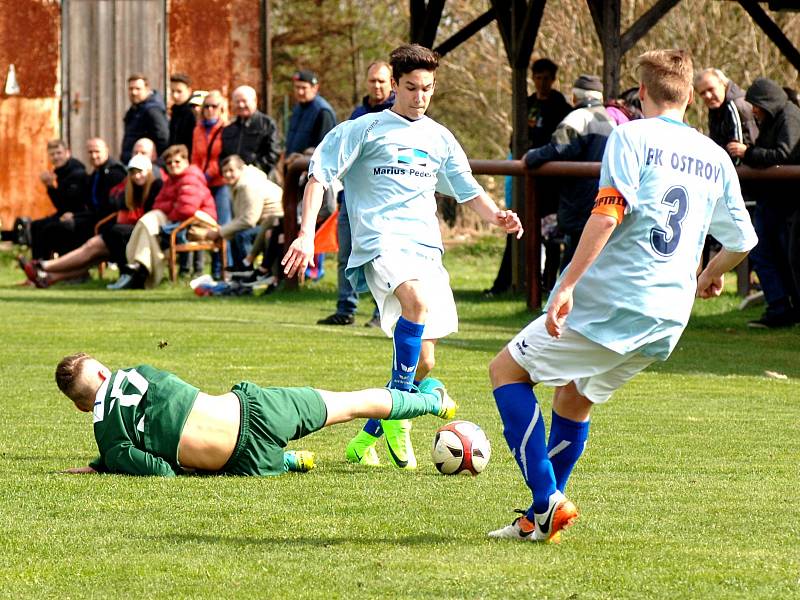 Lídr tabulky krajského přeboru dorostenců 1.FC Karlovy Vary/Lokomotiva Karlovy Vary (v zeleném) si to o další body rozdal s dorostenci Ostrova/Nejdku. Domácí jedenáctka Ostrova nakonec vyhrála po brankách Ahselma a Schlossera 2:1. Za hosty se prosadil Gab