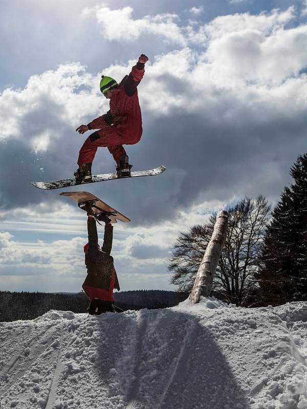 Le Grind Retro Jam je již tradiční závod ve snowparku Neklid na historických prknech z 80. a 90. let. Skiareál Neklid tak v sobotu zakončil zimní sezonu stylově, a to i s live Dj přímo na kopci a cateringem.