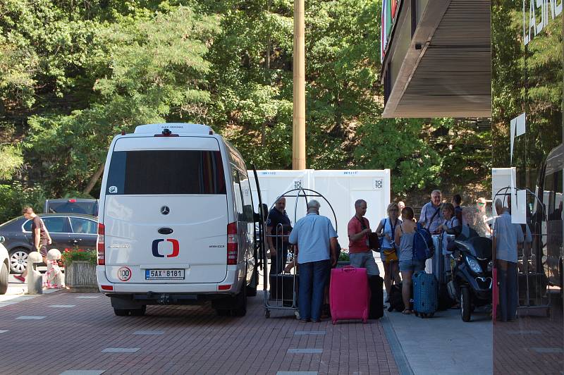 Foayer hotelu Thermal už zaplnili filmoví nadšenci. Dnes začal volný prodej vstupenek na 54. ročník Mezinárodního filmového festivalu.