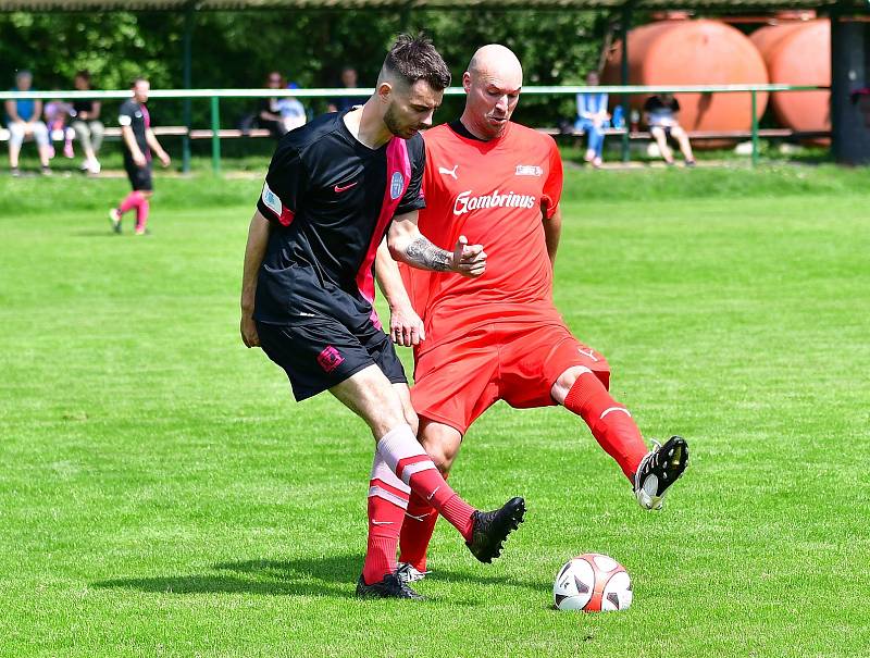 Sedlec (v červeném) deklasoval na dvorském stadionu jedenáctku Dvorů v poměru 6:2.