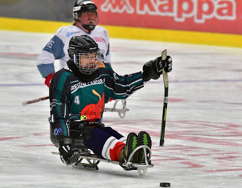 Již dva dny bojují v rámci I. ročníku Karlovy Vary Para Ice Hockey Tournament v lázeňském městě na ledě KV Areny o vítěznou trofej čtyři para hokejové výběry.