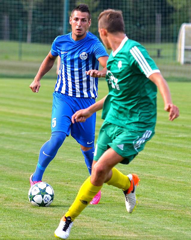 V exdivizním derby se z výhry 5:0 radovala karlovarská Slavia (v zeleném), když navíc Ostrovu (modrobílá) nedovolila skórovat.