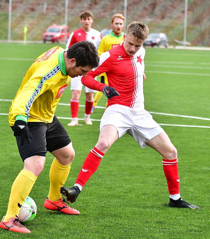 Souboj rezerv ovládla karlovarská Slavia, která porazila Březovou B (ve žlutém) 5:0.