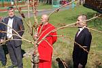 Vysazení Stromu míru na zahradě karlovarského gymnázia bylo mimořádnou událostí podpořenou i účastí představitels spolku Jóga v denním životě Mahámandaléšvara Svámí Vivékpuriho.