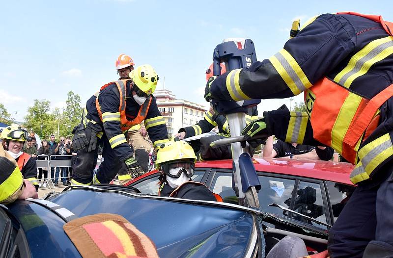 Hasiči soutěžili ve vyprošťování z havarovaných a zdemolovaných vozidel