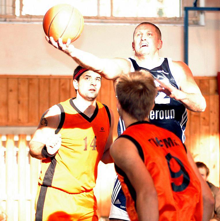 V nedělním utkání II. basketbalové ligy mužů se v Karlových Varech představil tým BK Beroun. Domácí Thermii (v oranžovém ) podlehl v poměru 78:86.