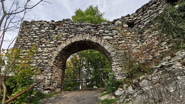 Zřícenina hradu Andělská hora přitahuje lidi už desítky let.