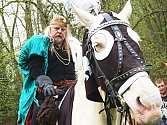 ZAKLADATEL MĚSTA Karel IV., tak jak ho obvykle vídají lidé během slavnostního zahajování lázeňské sezony.