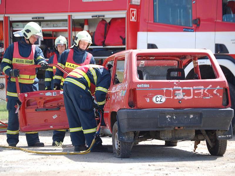 Spousta praktických ukázek z práce záchranné zdravotnické služby, hasičů i městské a státní policie a bohatý doprovodný program. To vše nabízel Den otevřených dveří v sídle Územní záchranné a zdravotnické služby Karlovarského kraje.