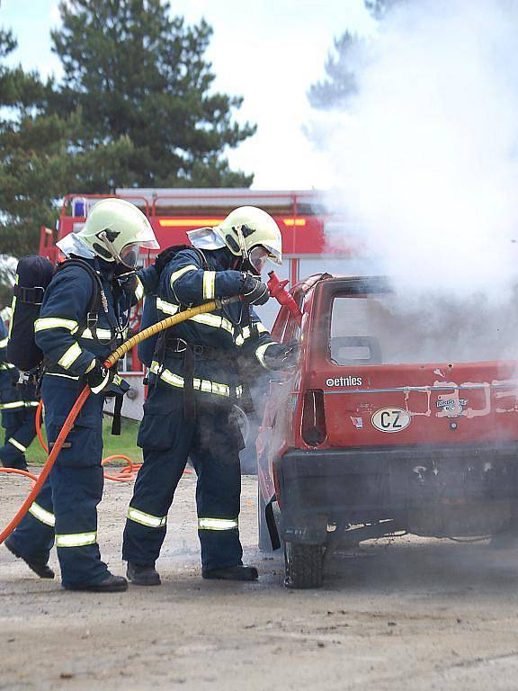 Spousta praktických ukázek z práce záchranné zdravotnické služby, hasičů i městské a státní policie a bohatý doprovodný program. To vše nabízel Den otevřených dveří v sídle Územní záchranné a zdravotnické služby Karlovarského kraje.