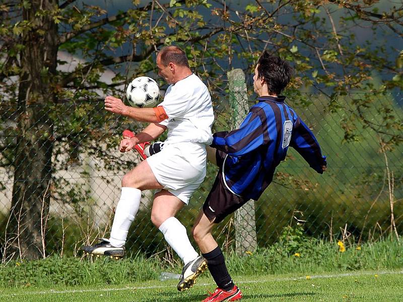 Abertamy (v pruhovaném) v dalším kole 3. třídy ztratily dva body za nerozhodný výsledek ve Stanovicích.