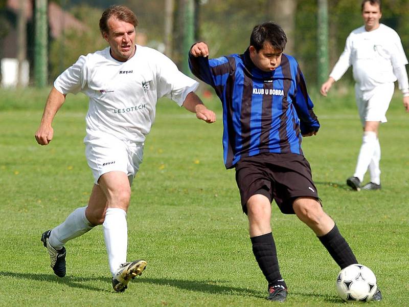 Abertamy (v pruhovaném) v dalším kole 3. třídy ztratily dva body za nerozhodný výsledek ve Stanovicích.