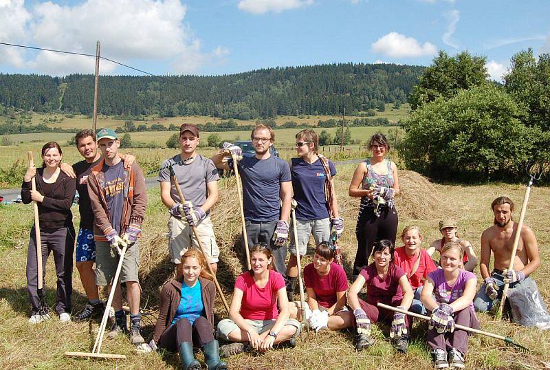 Skupina studentů z několika zemí pomáhá v Nežichově na Karlovarsku s obnovou stezky sv. Blažeje