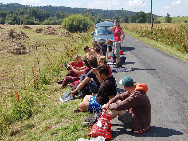 Skupina studentů z několika zemí pomáhá v Nežichově na Karlovarsku s obnovou stezky sv. Blažeje