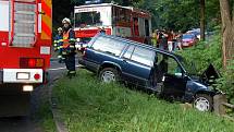 Srážka dvou automobilů v Jáchymově. Jeden z vozů po kolizi narazil do stromu, druhé auto se zřítilo do potoka.