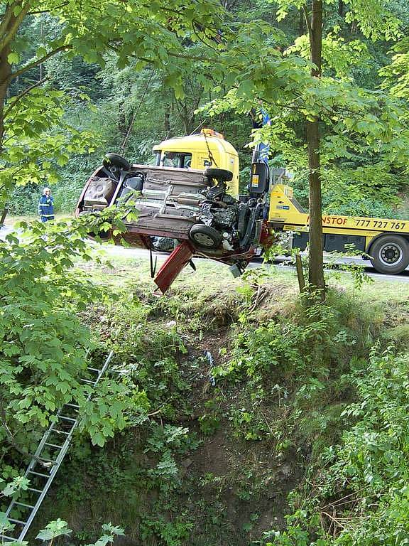 Srážka dvou automobilů v Jáchymově. Jeden z vozů po kolizi narazil do stromu, druhé auto se zřítilo do potoka.