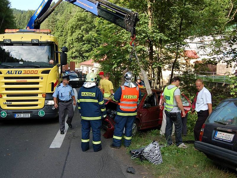 Srážka dvou automobilů v Jáchymově. Jeden z vozů po kolizi narazil do stromu, druhé auto se zřítilo do potoka.